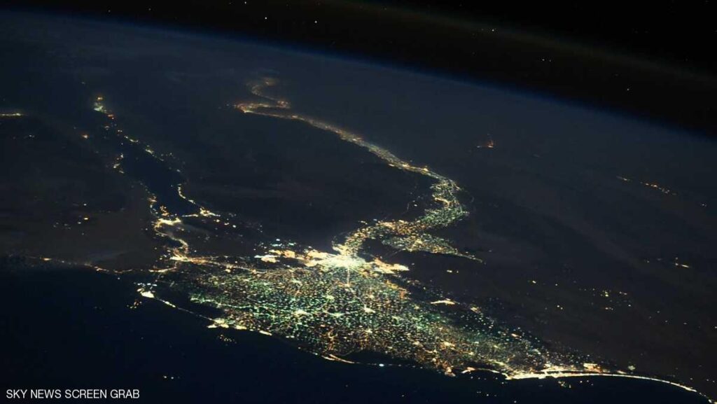 القاهرة ليلا تصوير رائد فضاء روسي scaled
