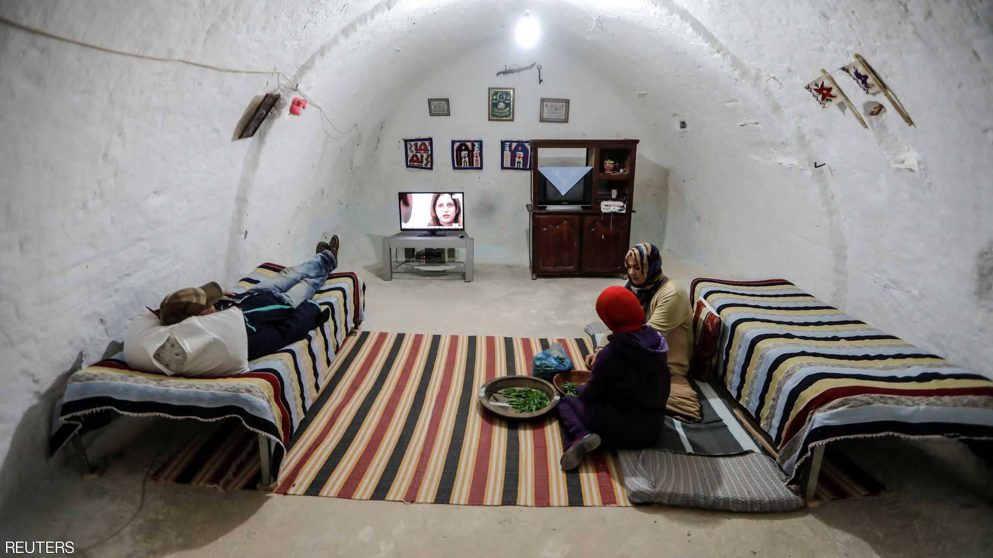 Люди прожившие под землей. Матмата Тунис подземный город. Жилища берберов в Тунисе. Деревня Троглодитов Тунис. Пещеры Троглодитов Тунис.