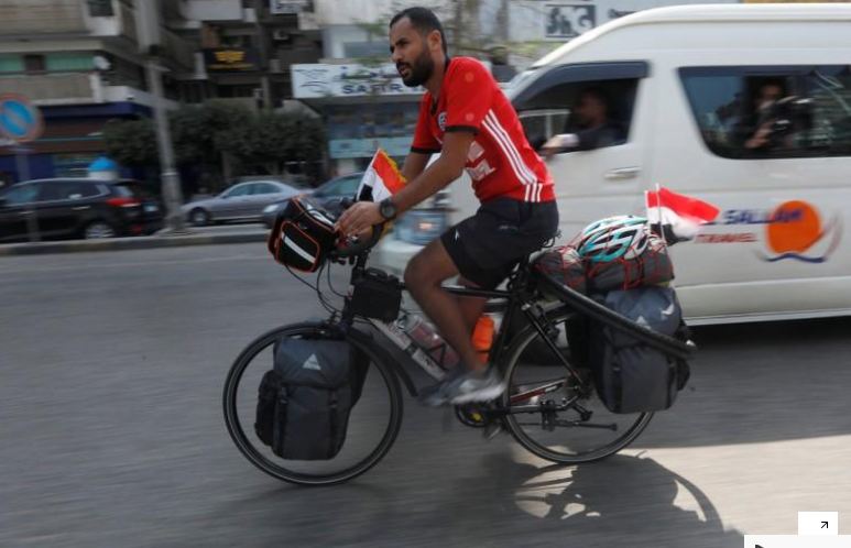 مصري علي دراجة