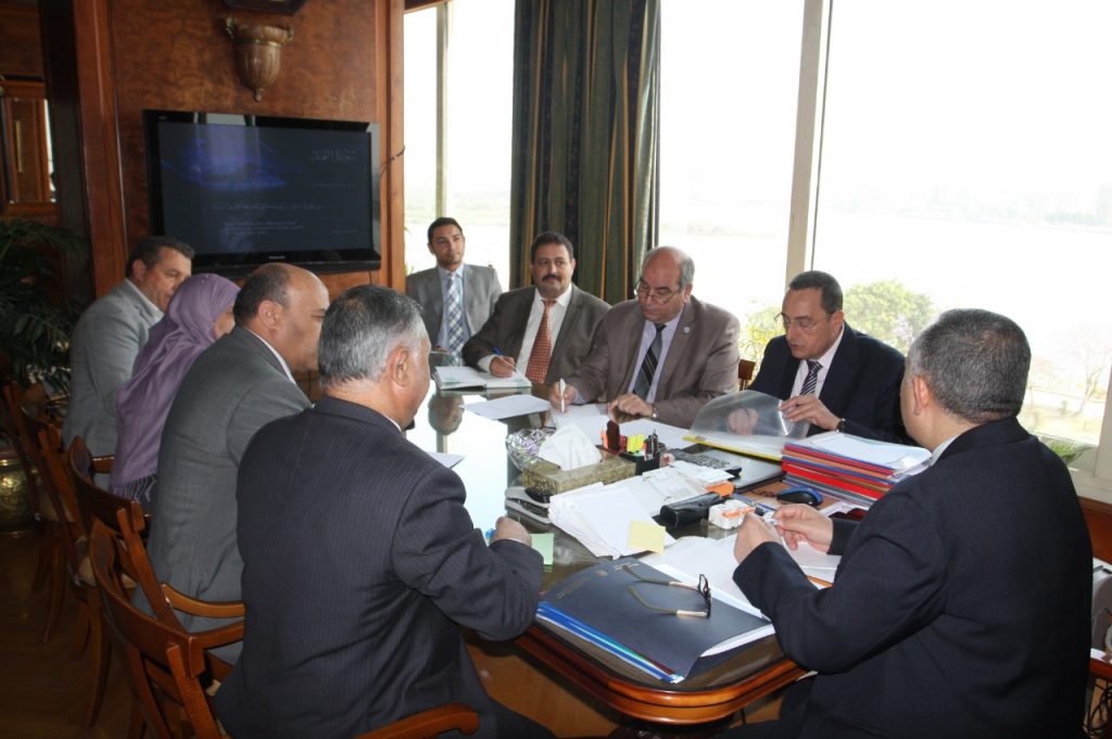 وزير الري يعقد لقاء مع قيادات الوزارة