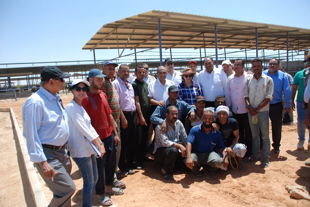 وزير الزراعة في صورة تذكارية مع العاملين في غرب المنيا