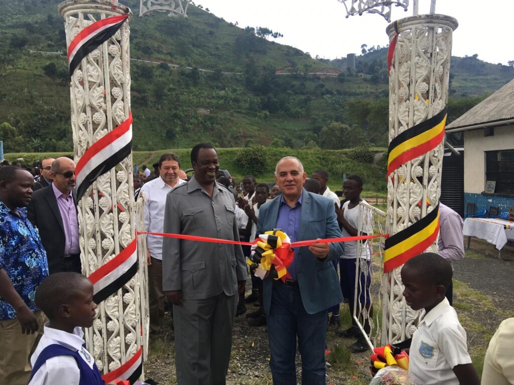 وزير الري ونظيره الاوغندي خلال افتتاح مشروع درء الفيضان scaled