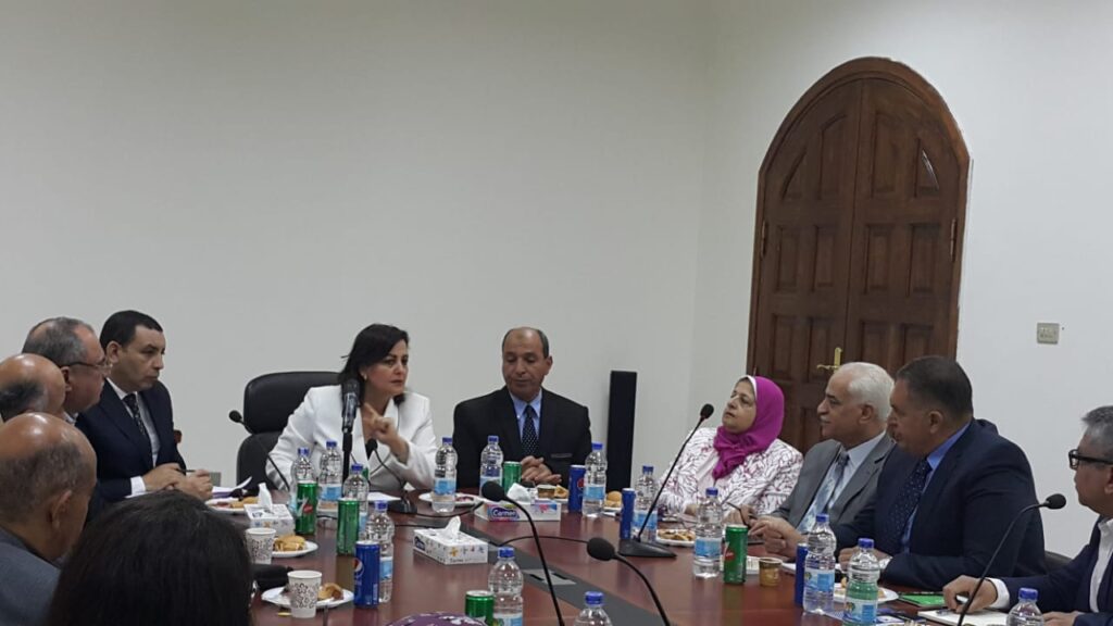 نائب وزير الزراعة اثناء لقاء منتجي اللقاحات فى مصر