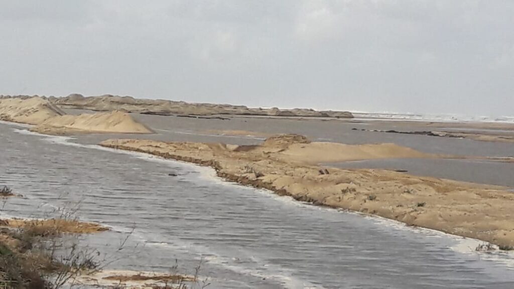 انهيار جزئي في شاطئ بلطيم بكفر الشيخ بسبب ارتفاع منسوب مياه البحر
