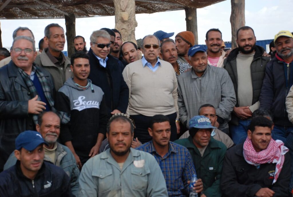 وزير الزراعة مع العاملين في مشروع غرب المنيا scaled