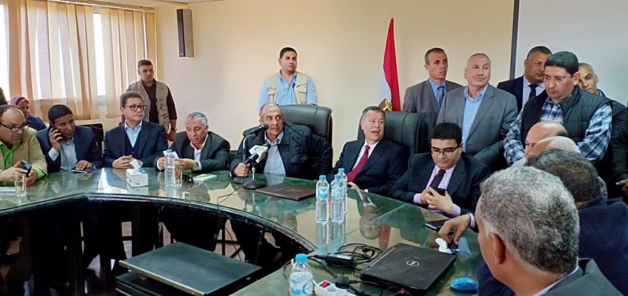 وزير الزراعة مع العاملين بمحطة بحوث سدس فى بنى سويف