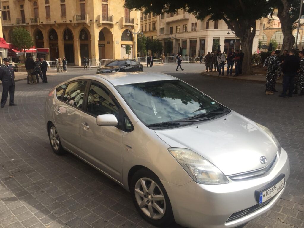 سيارة وزير البيئة اللبناني scaled