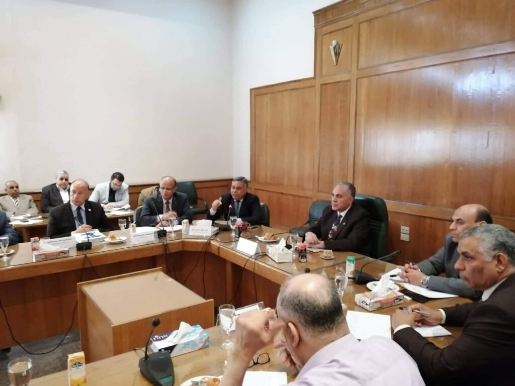 إجتماع وزير الري مع قيادات الوزارة scaled