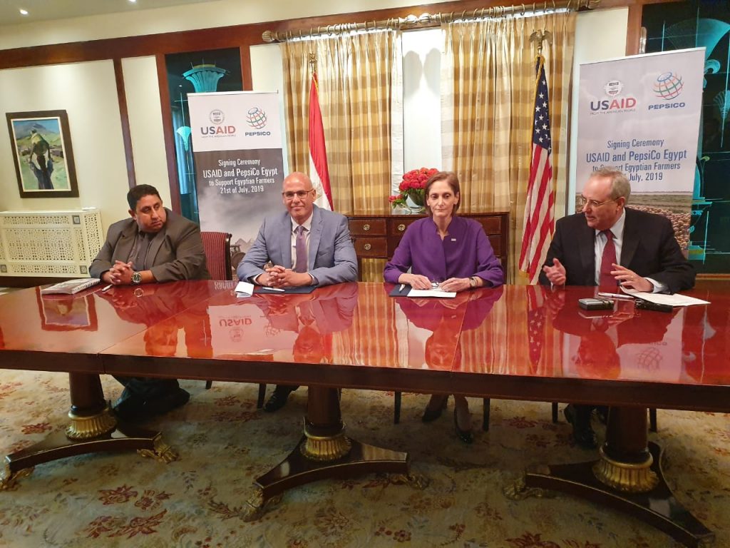 مذكرة التفاهم بين الوكالة الامريكية للتنمية وشركة بيبسيكو في السفارة الامريكية بالقاهرة