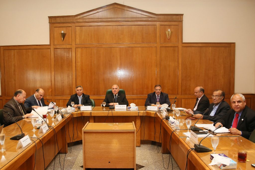 وزير الري خلال إجتماع لجنة إيراد النيل