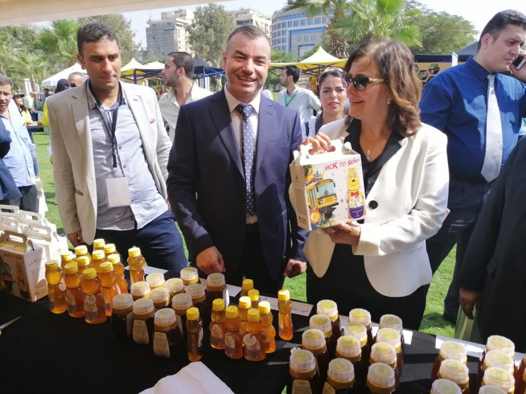 مني محرز تتفقد مهرجان عسل النحل المصري