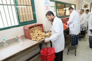 جانب من زيارة وزير الزراعة لمشروع مكافحة العفن البنى فى البطاطس