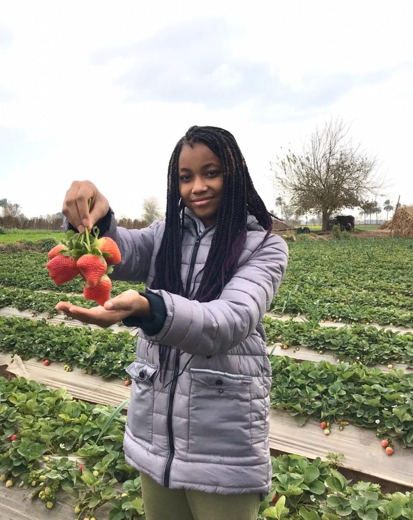فتاة المانية تزور مزارع فراولة scaled