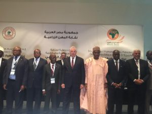 صورة تذكارية مع عدد من سفراء الدول الافريقية بمؤتمر تأسيس اتحاد المهندسين الزراعيين الافارقة