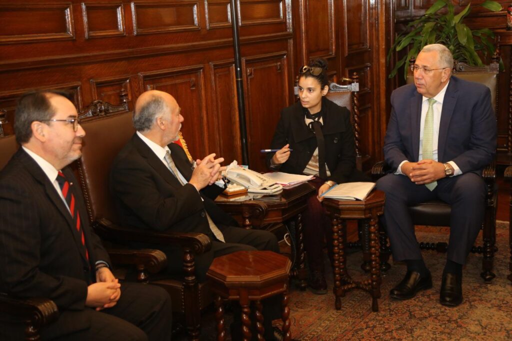 وزير الزراعة خلال لقاءه رئيس البرلمان شيلي scaled