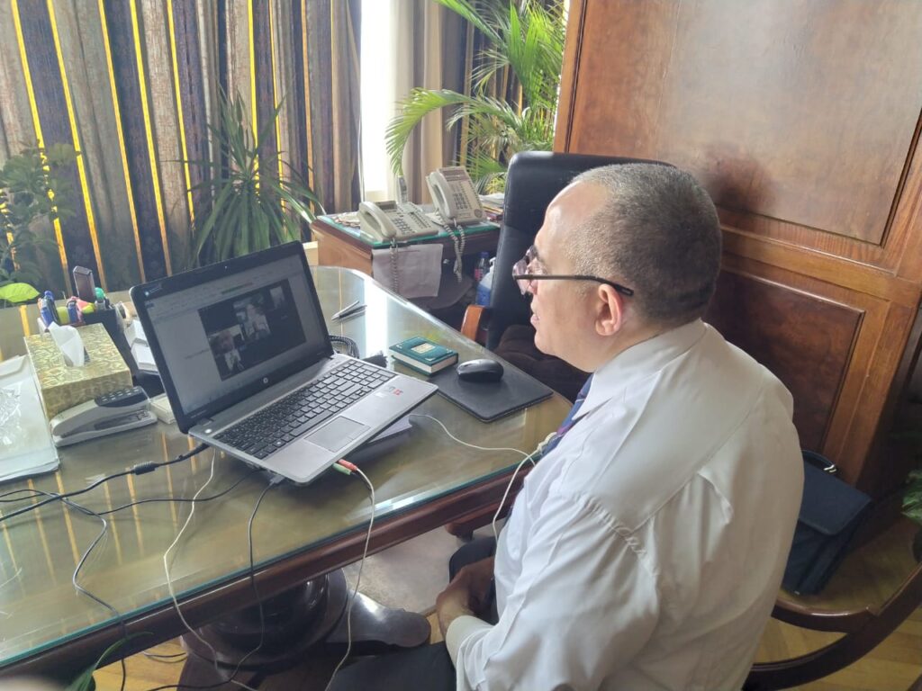 وزير الري يتابع أعمال الوزارة بنظام الفيديو كونفرنس scaled