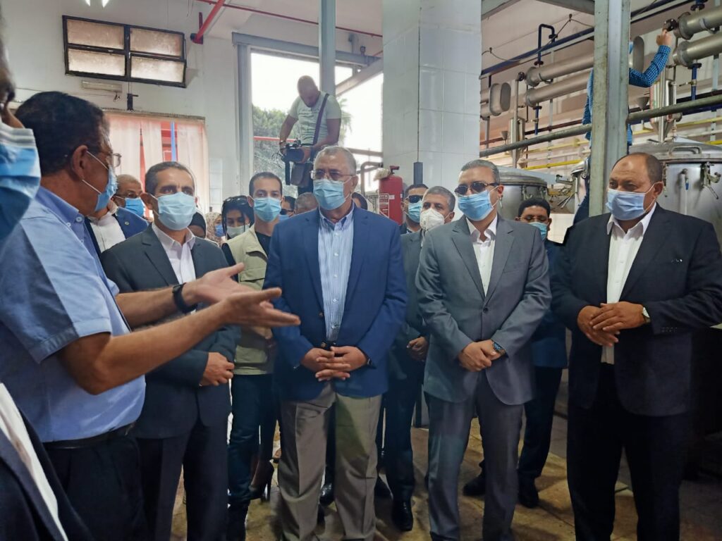 وزير الزراعة داخل أحد مصانع عجينة زهور الياسمين scaled