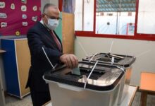 الدكتور محمد عبدالعاطي وزير الري يدلي بصوته في إنتخابات مجلس النواب