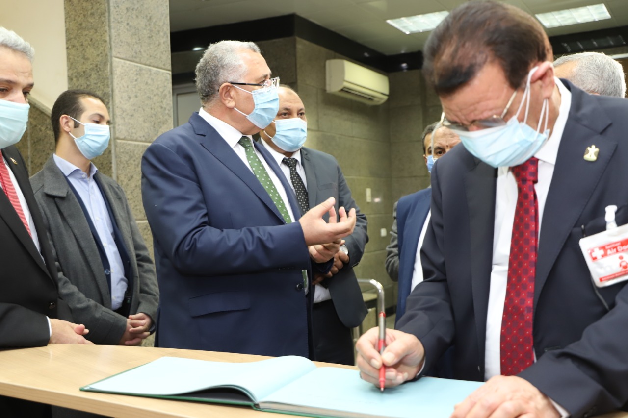 وزير الزراعة ونظيره العراقي في معامل معهد صحة الحيوان 3