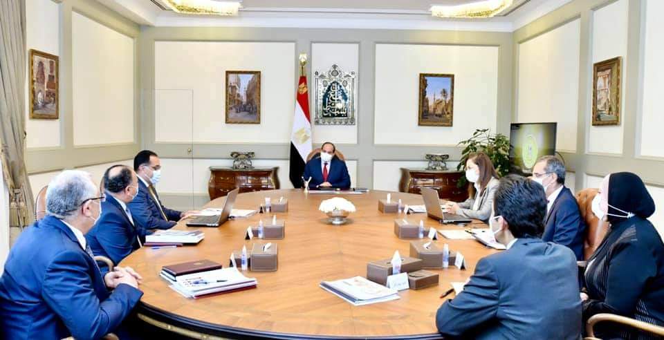 جانب من اجتماع الرئيس السيسي مع رئيس الوزراء ووزراء الزراعة والتخطيط والصناعة والمالية والاتصالات