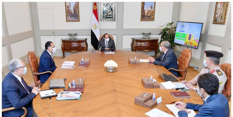 الرئيس السيسي يجتمع مع رئيس الوزراء ووزيري التموين والزراعة ومدير جهاز المشروعات الوطنية