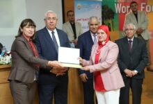 تكريم الدكتورة هند عبداللاه مدير المعمل المركزي لمتبقيات المبيدات 3