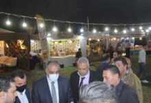 علاء عزوز خلال جولة في مهرجان عسل النحل