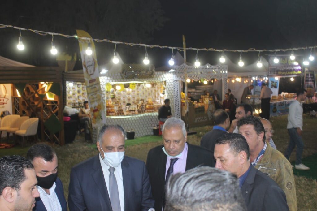 علاء عزوز خلال جولة في مهرجان عسل النحل scaled