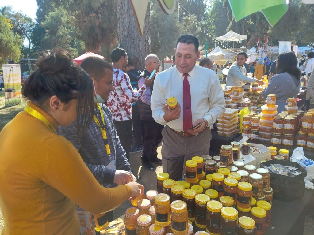 بدران وجولة داخل مهرجان عسل النحل scaled