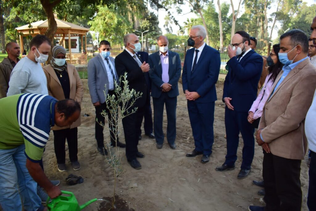 الري يدشن مشروع زراعة 1000 شجرة في القناطر الخيرية 1 scaled