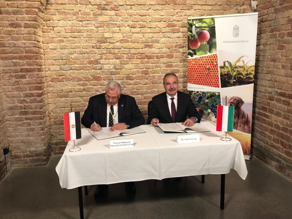 وزير الزراعة يوقع مع وزير الزراعة المجري بروتوكول تعاون مشترك فى مجال المصايد والإستزراع السمكى