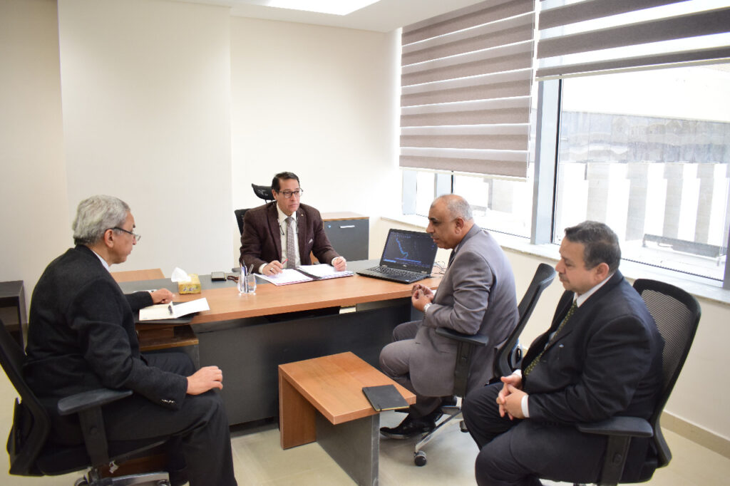 علي منوفي رئيس هيئة المساحة بوزارة الري يعقد إجتماعا في العاصمة الإدارية scaled