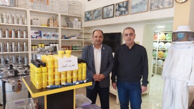 متولي سالم في محل بيع أدوات النحل في لبنان