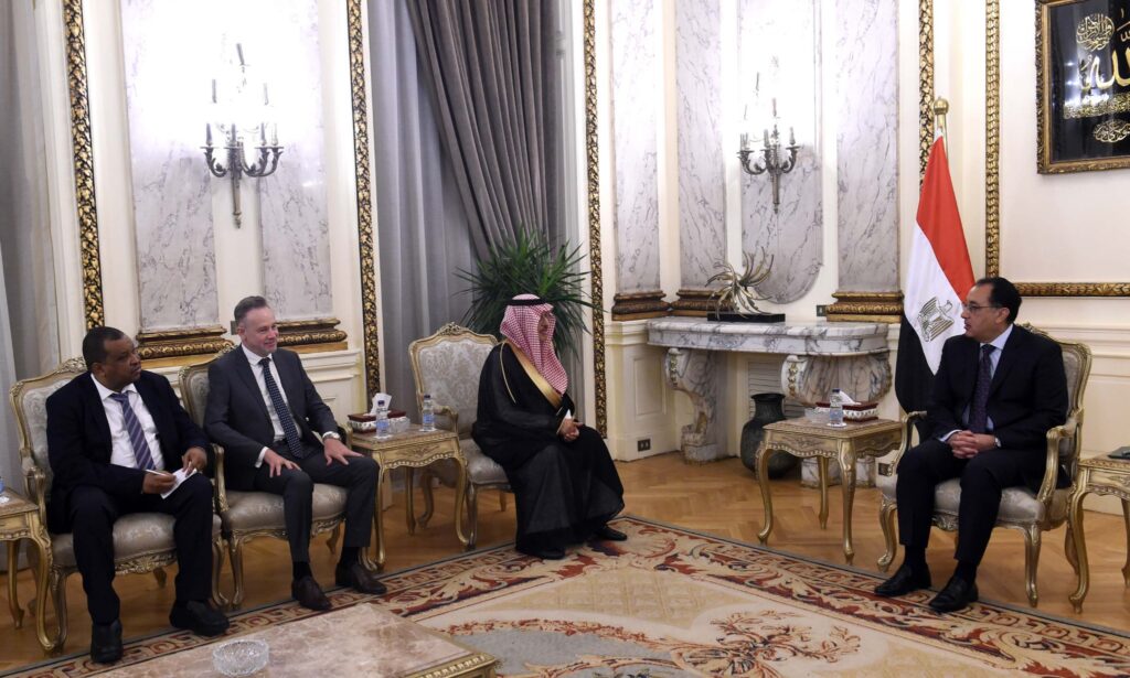 رئيس الوزراء يلتقي رئيس شركة أكوا باور السعودية 1 scaled