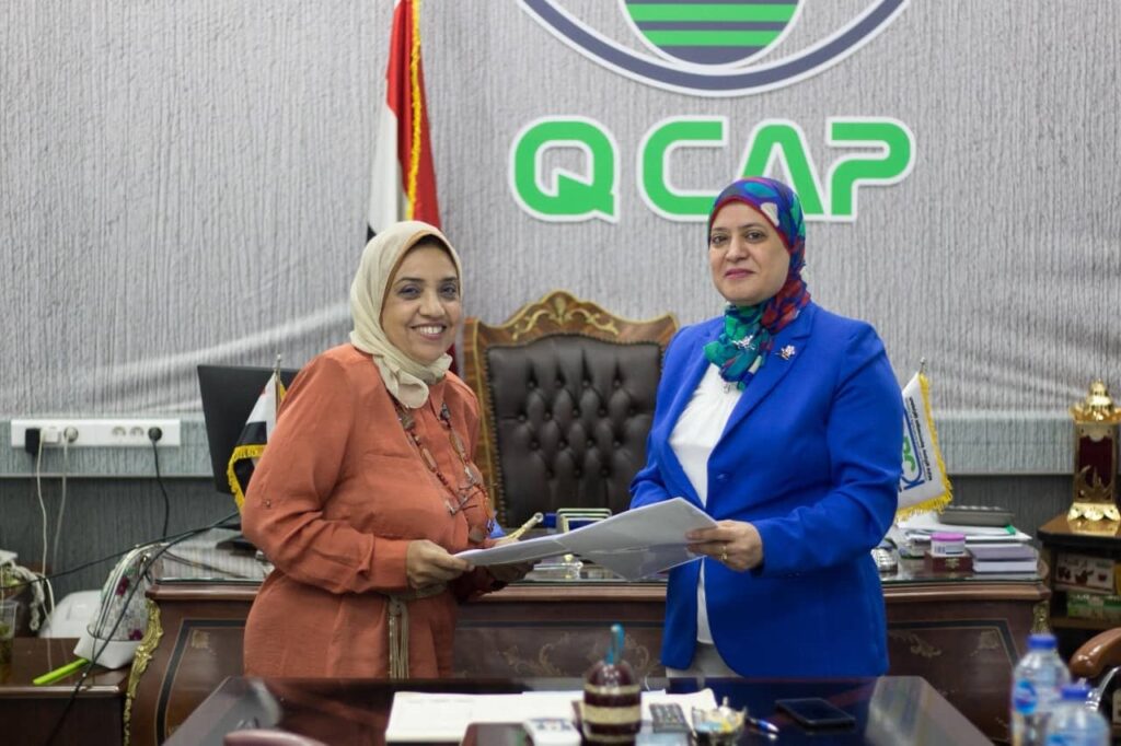 هند عبداللاه مدير معمل متبقيات المبيدات والدكتورة هدي رجب مدير مركز الزراعة التعاقدية scaled