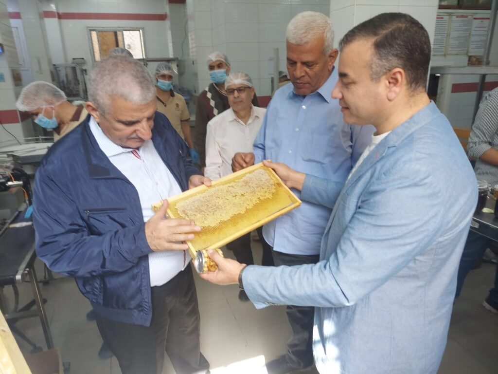 اكساد ونقيب الزراعيين خلال تفقد مشروع لإنتاج عسل النحل في أحد قري محافظة الغربية 1 scaled