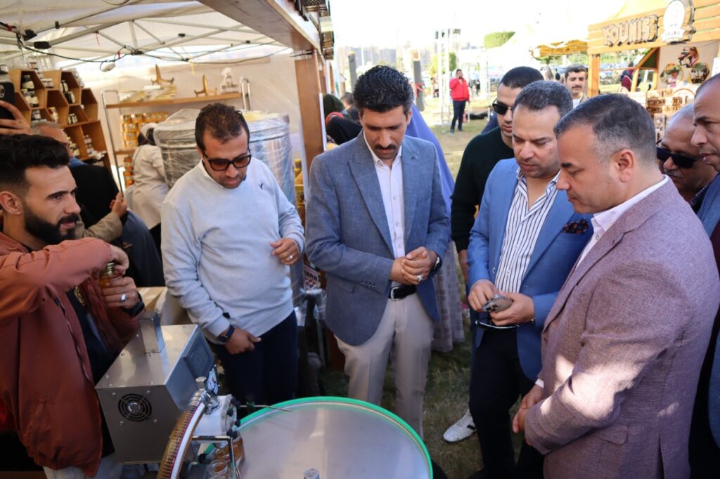 جولة مدير مركز أبحاث النحل العراقي في مهرجان عسل النحل 11 scaled