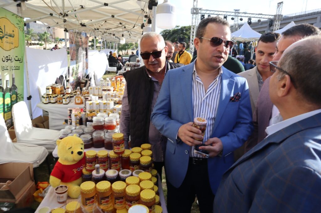 جولة مدير مركز أبحاث النحل العراقي في مهرجان عسل النحل scaled