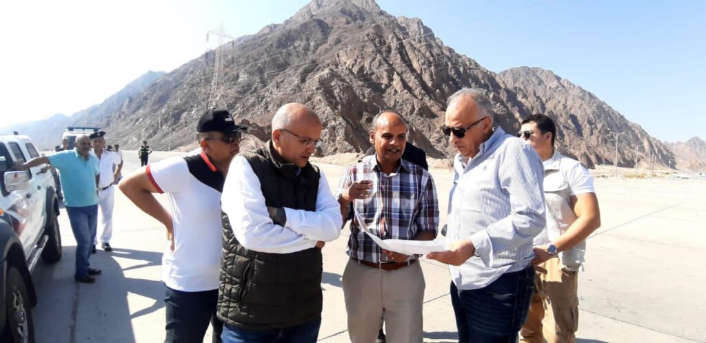 وزير الري يتفقد مخرات السيول في جنوب سيناء 2 scaled