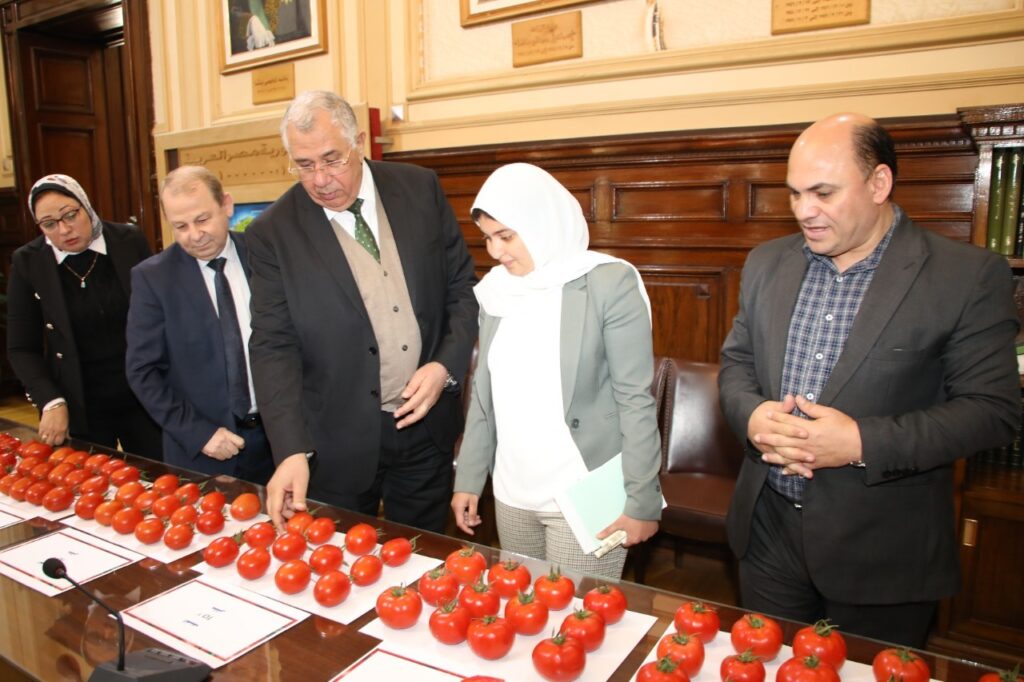 وزير الزراعة يتابع اصناف من تقاوي الطماطم انتاج البرنامج الوطني لانتاج تقاوي الخضر
