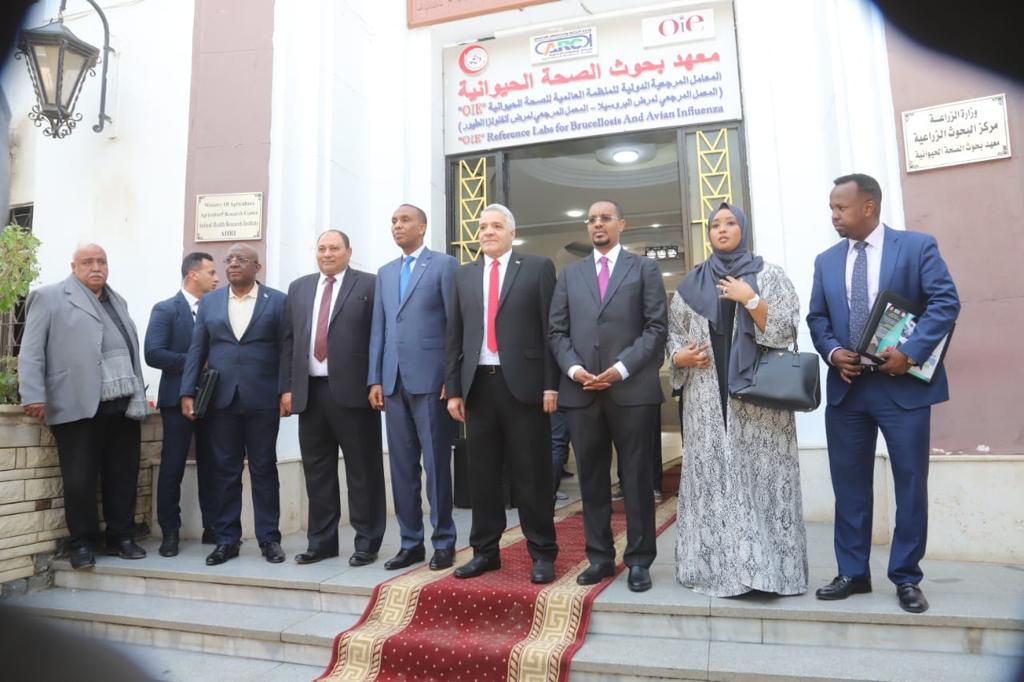 رئيس وزراء الصومال في معهد صحة الحيوان 3