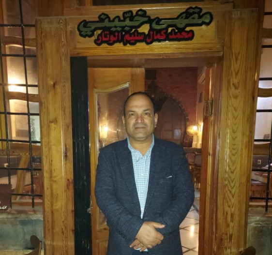 سالم الصحفي في مقهي خبيني
