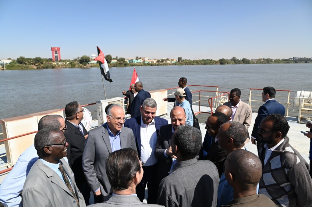 وزير الري في جولة نيلية في السودان scaled