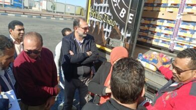 طارق الهوبي رئيس هيئة سلامة الغذاء خلال زيارته ميناء سفاجا