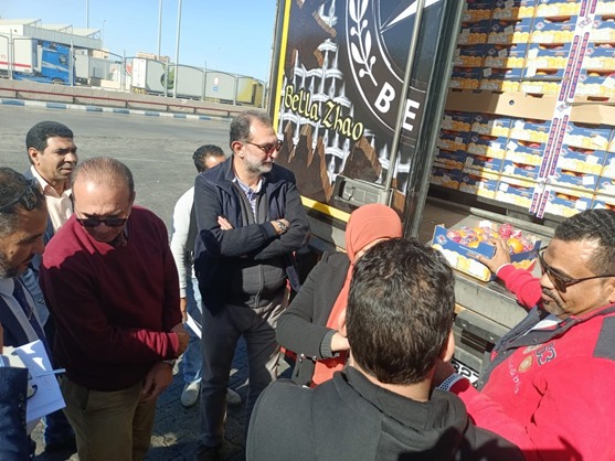 د طارق الهوبي رئيس هيئة سلامة الغذاء خلال زيارته ميناء سفاجا
