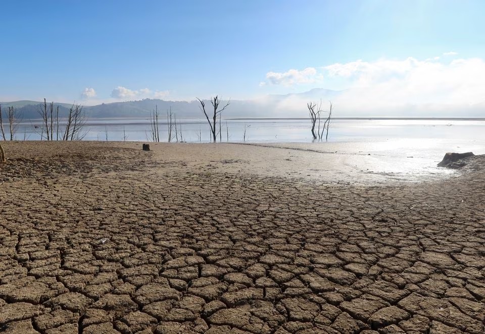 منظر لأرض متصدع بالقرب من سد سيدي البراك مع نضوب مستويات المياه ، في نافزا ، غرب العاصمة تونس ، 7 يناير 2023. رويترز / جاهد عابدلاوي