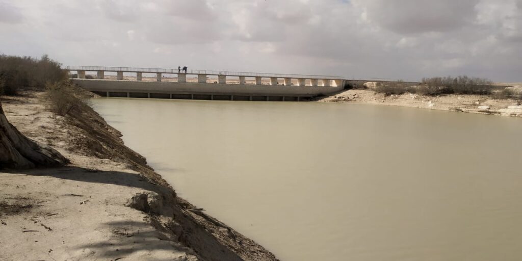 سد الروافعة في شمال سيناء لحصاد مياه السيول والأمطار scaled