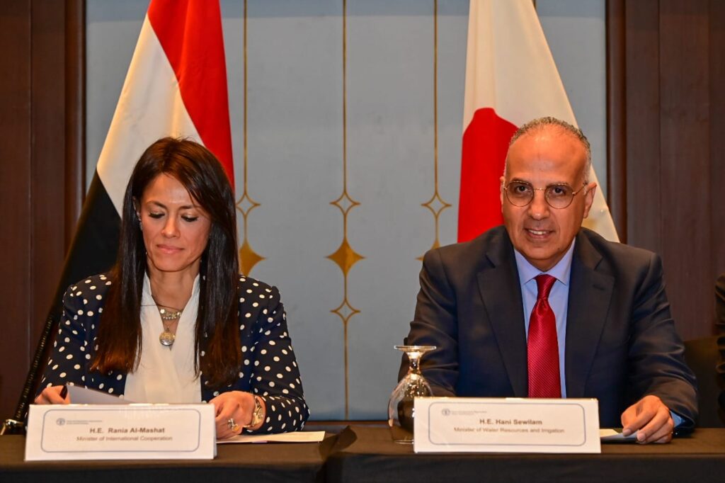 وزير الري في إحتفالية توقيع إتفاقية تحديث الري بحضور وزيرة التعاون الدولي (1)