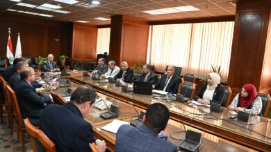 وزير الري خلال إجتماع تقييم المعدات الفنية التابع للوزارة