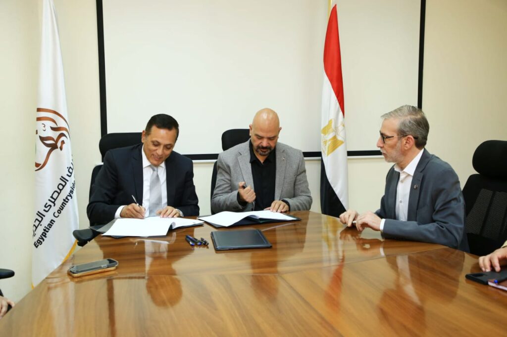توقيع إتفاق بين الريف المصري لتقديم خدمات التأهيل للمنتفعين لتصدير منتجات المشروع scaled